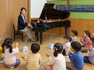 子どもたちと笑顔で接する先生
